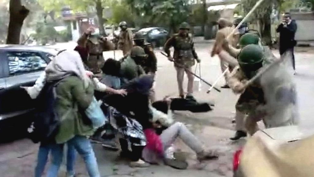 Nu sinh bao ve nam sinh khoi canh sat trong cuoc bieu tinh o An Do hinh anh