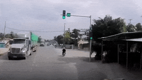 Tai xe xe container danh lai khan cap tranh oto vuot den do toc do cao hinh anh