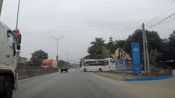 Xe khach lao ra duong au, suyt va cham voi xe tai hinh anh