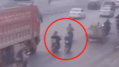 Tai xe xe may nga ra duong sau va cham, suyt bi xe tai chen qua hinh anh