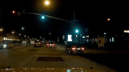 Oto lao thang vao xe dang do ben duong hinh anh