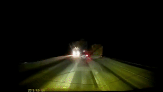 Oto phong nhanh mat kiem soat va cham lien tiep 2 xe tai hinh anh