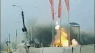 Tram xang phat no, ngon lua boc cao den 5 m hinh anh