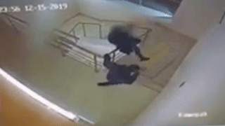 Thieu nien song sot sau khi roi tu cau thang lau 4 hinh anh