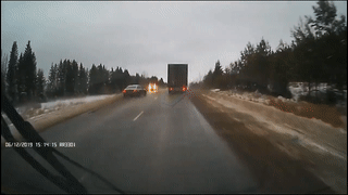 Tai xe oto lan lan vuot container, dam truc dien xe nguoc chieu hinh anh