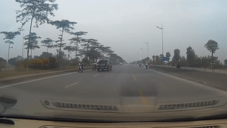 Hoc sinh tan truong di nguoc chieu trong lan danh cho oto hinh anh