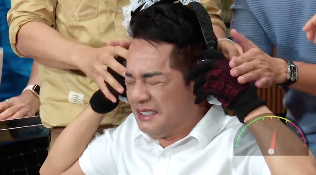 Minh Nhi phai deo tai nghe bang da lanh o game show hinh anh