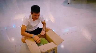 Cong Vinh soc truoc mon qua sinh nhat cua Thuy Tien hinh anh