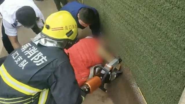 Giai cuu nguoi dan ong dau bi ket duoi rao chan bao ve hinh anh