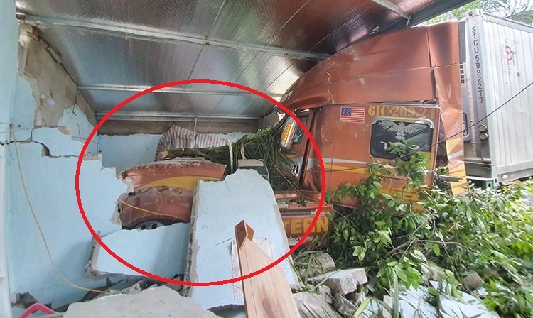 Container va xe tai mat lai cung lao vao nha dan hinh anh