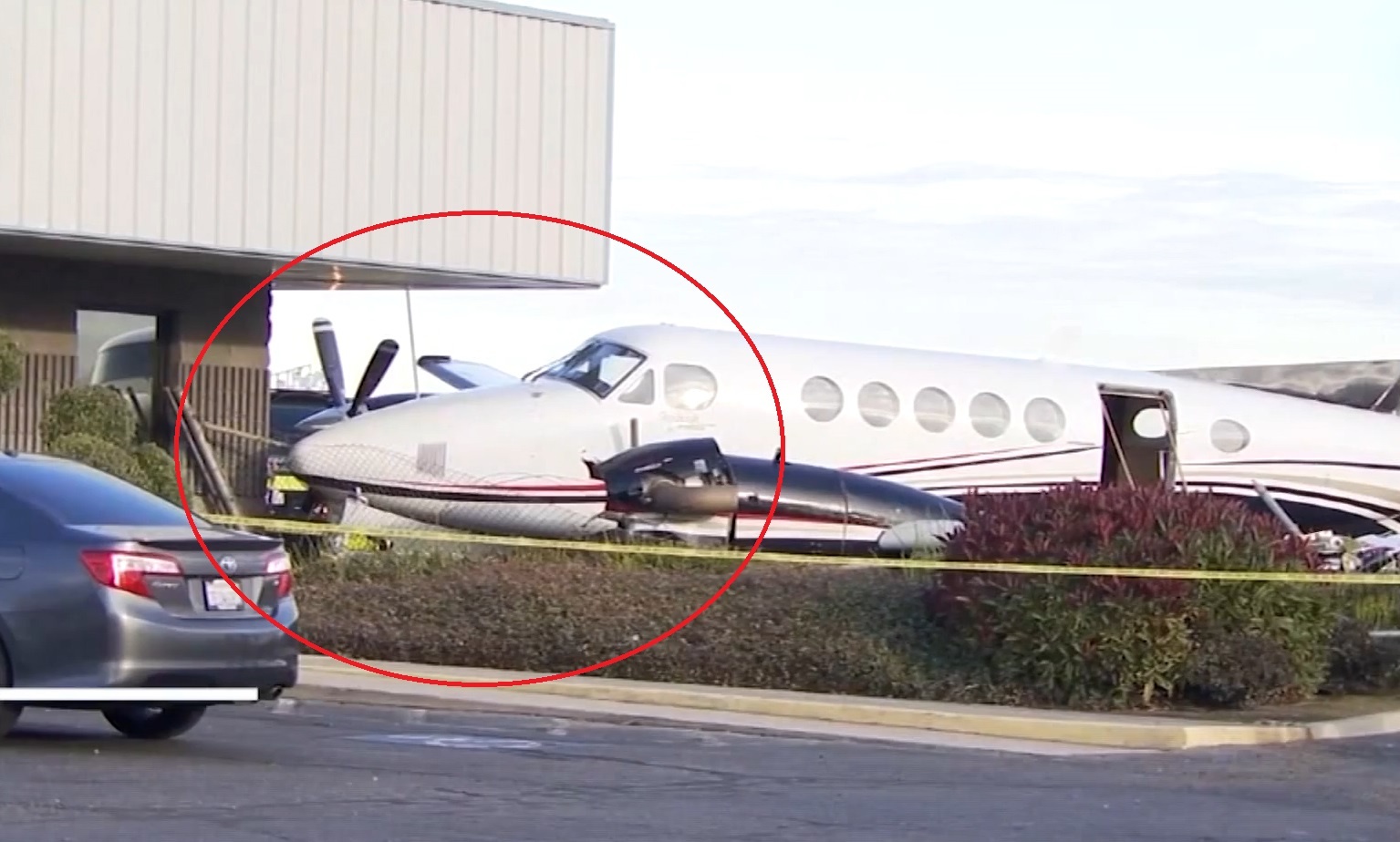 Co gai lay trom may bay roi dam vao hang rao san bay o My hinh anh