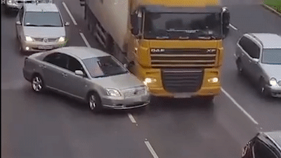 Lop xe tai no nhu bom sau va cham hinh anh