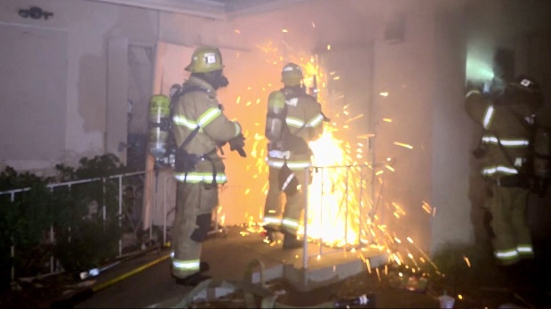 Linh cuu hoa dap tat chay tai ngoi nha trong can sa hinh anh