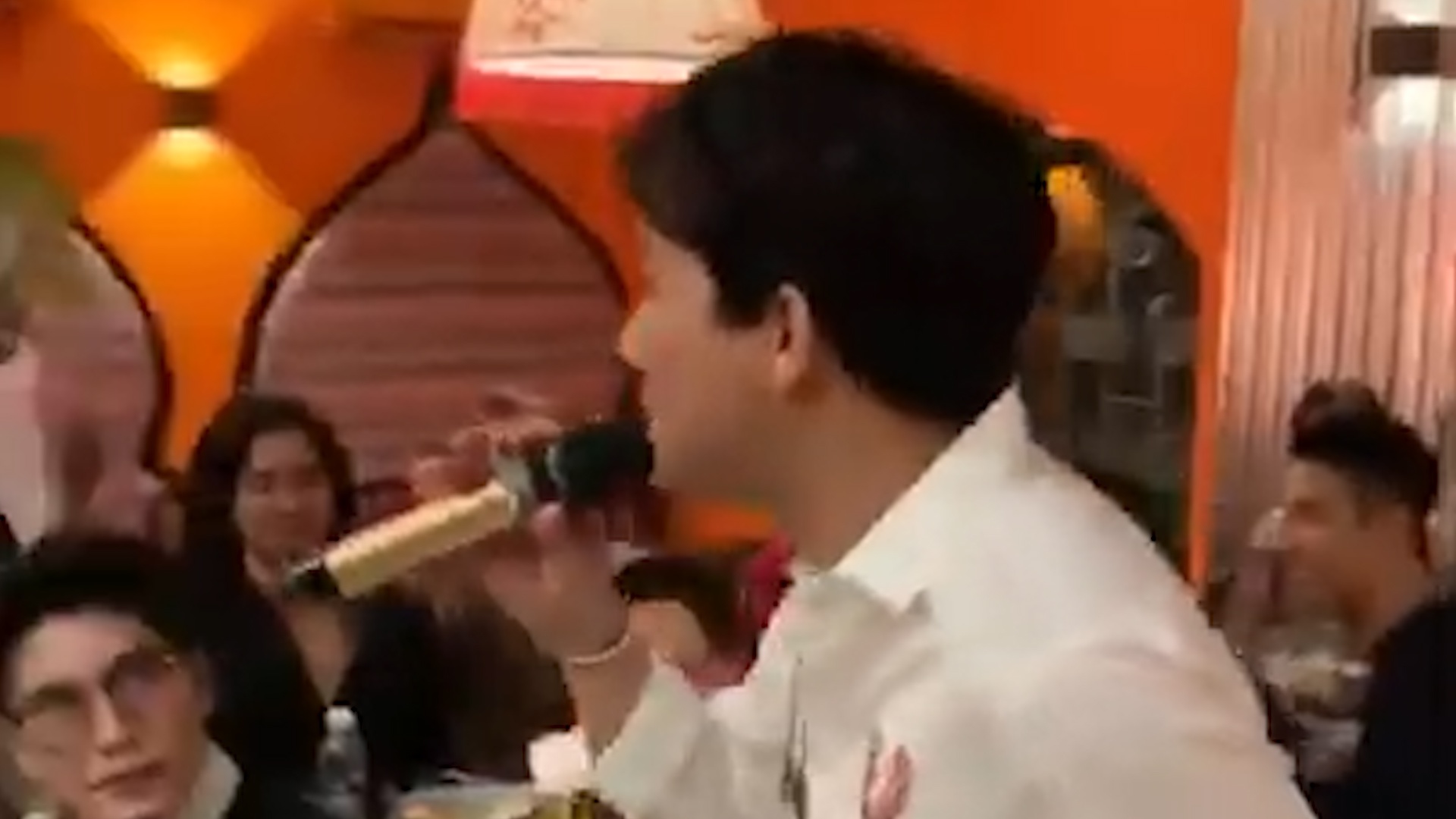 Tran Thanh hat chay 'Canh hong phai' day cam xuc hinh anh