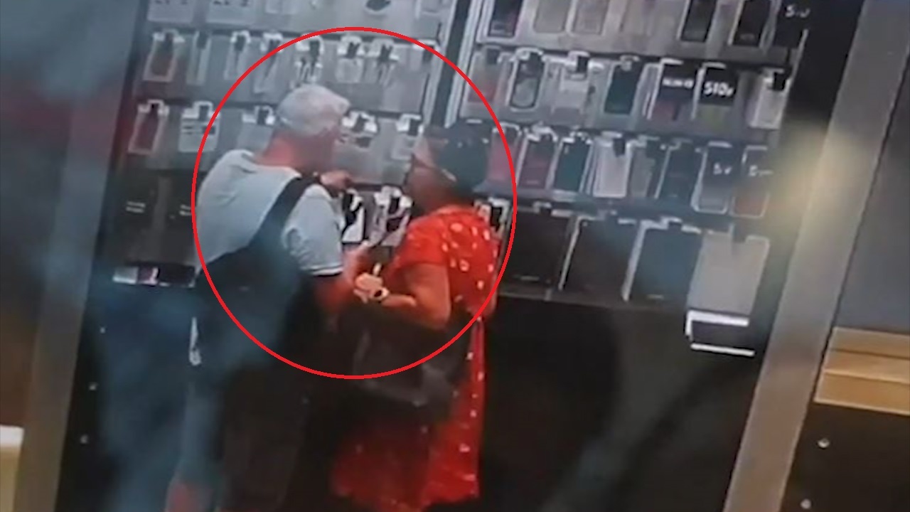 Cap vo chong nguoi Anh 'tho' smartwatch trong cua hang Thai Lan hinh anh