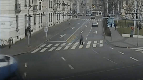 Xe con bi kep nhu banh mi vi vuot den do hinh anh