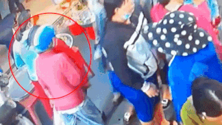 Nguoi phu nu tra tron vao dam dong di cho de moc tui hinh anh