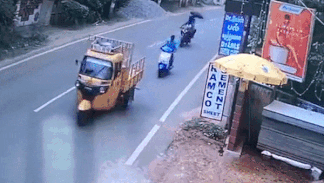 Nguoi phu nu nga nhao tu tren xe may khi dot nhien bat du hinh anh