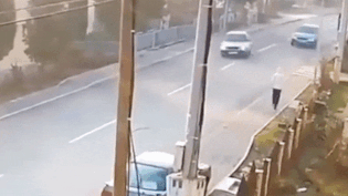 Nguoi di duong suyt bi oto tong trung hinh anh