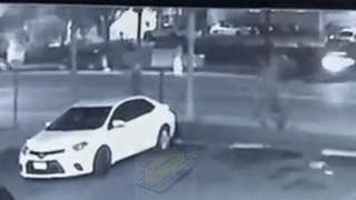 Nguoi dan ong bi oto dam vang ra xa khi bang qua duong hinh anh