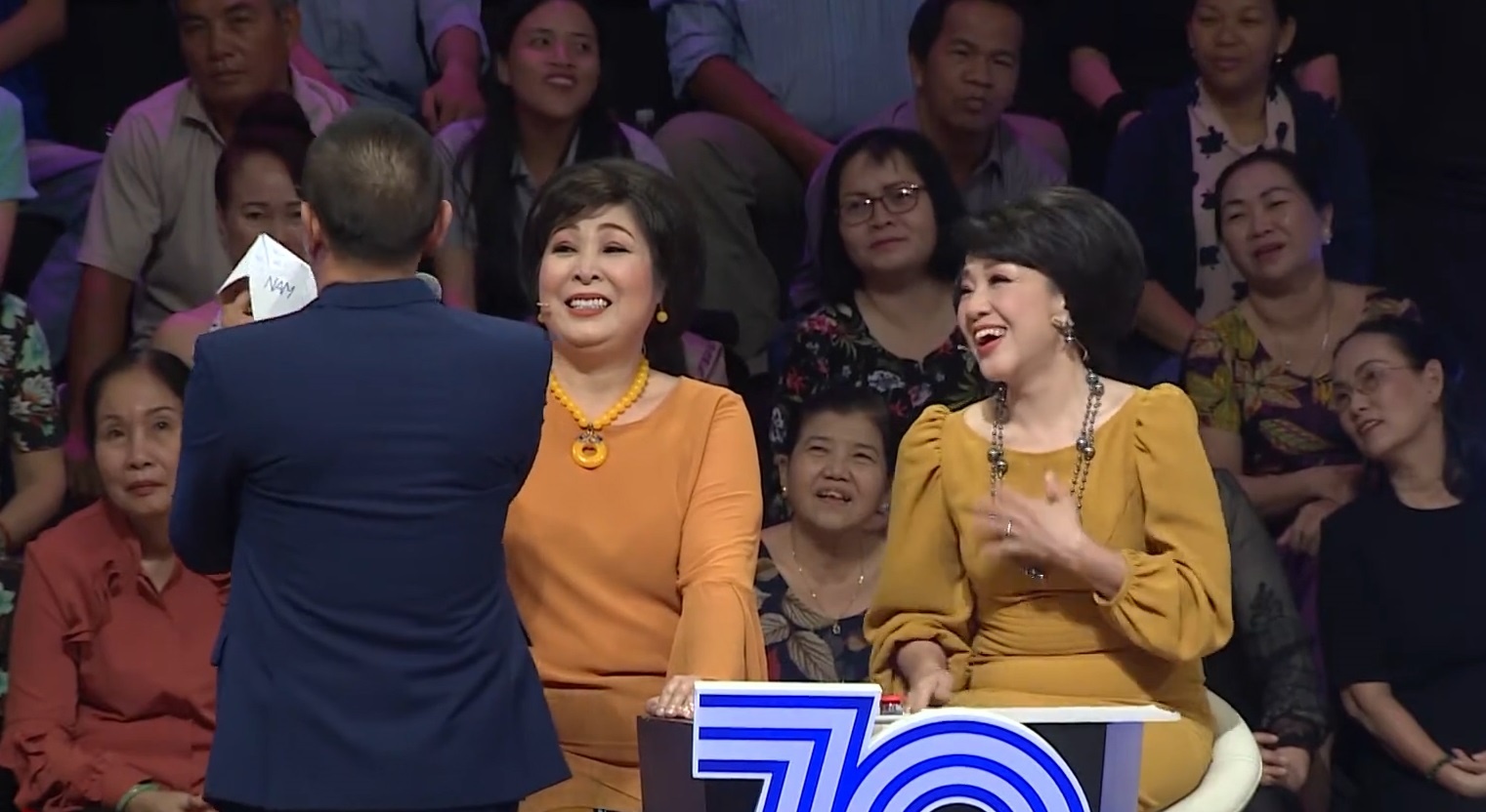 MC Lai Van Sam treu choc Hong Van khien truong quay vui nhon hinh anh