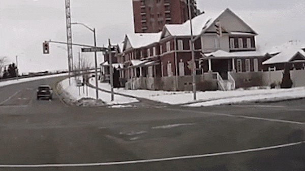 Nu tai xe phong oto toc do cao roi dam thang vao cot dien hinh anh