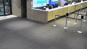 Xe ban tai chay toc do cao tong thang vao san bay hinh anh