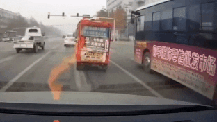 Xe buyt danh roi 2 me con giua duong hinh anh