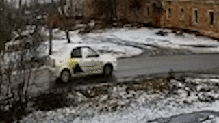 Taxi boc chay giua duong, tai xe may man thoat chet hinh anh