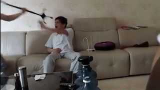 Cham soc chong gia bi benh, vo tre danh dap tham te hinh anh