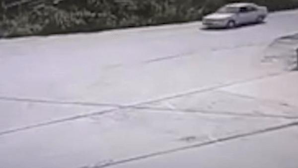 Tai xe xe may song sot sau khi bi xe hoi tong vang len noc xe hinh anh