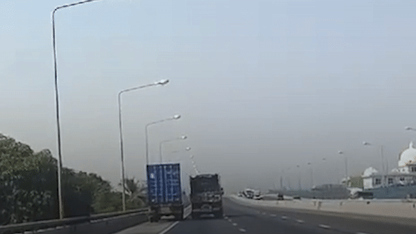 Xe container va xe tai chen ep nhau tren cao toc hinh anh