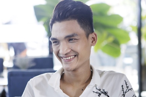 Mac Van Khoa chia se khoanh khac dung ben canh ga nghe Hoai Lam hat hinh anh