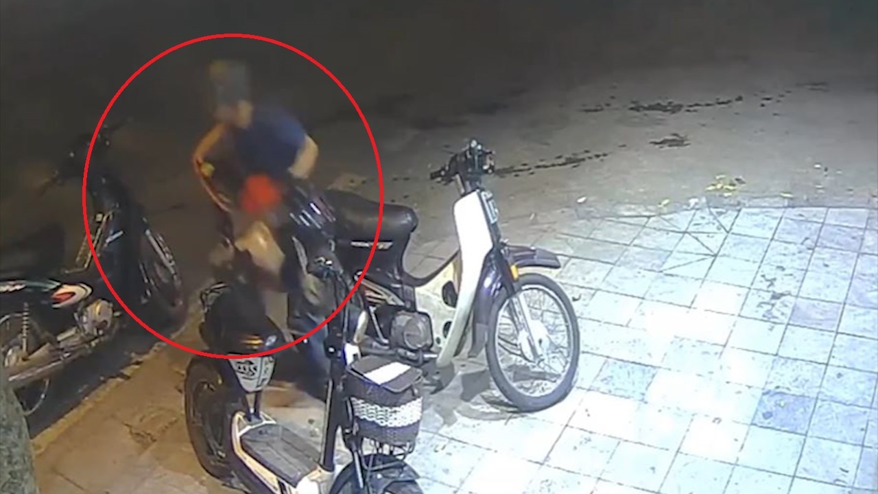 Nam tai xe dung xe de trom moto mini hinh anh