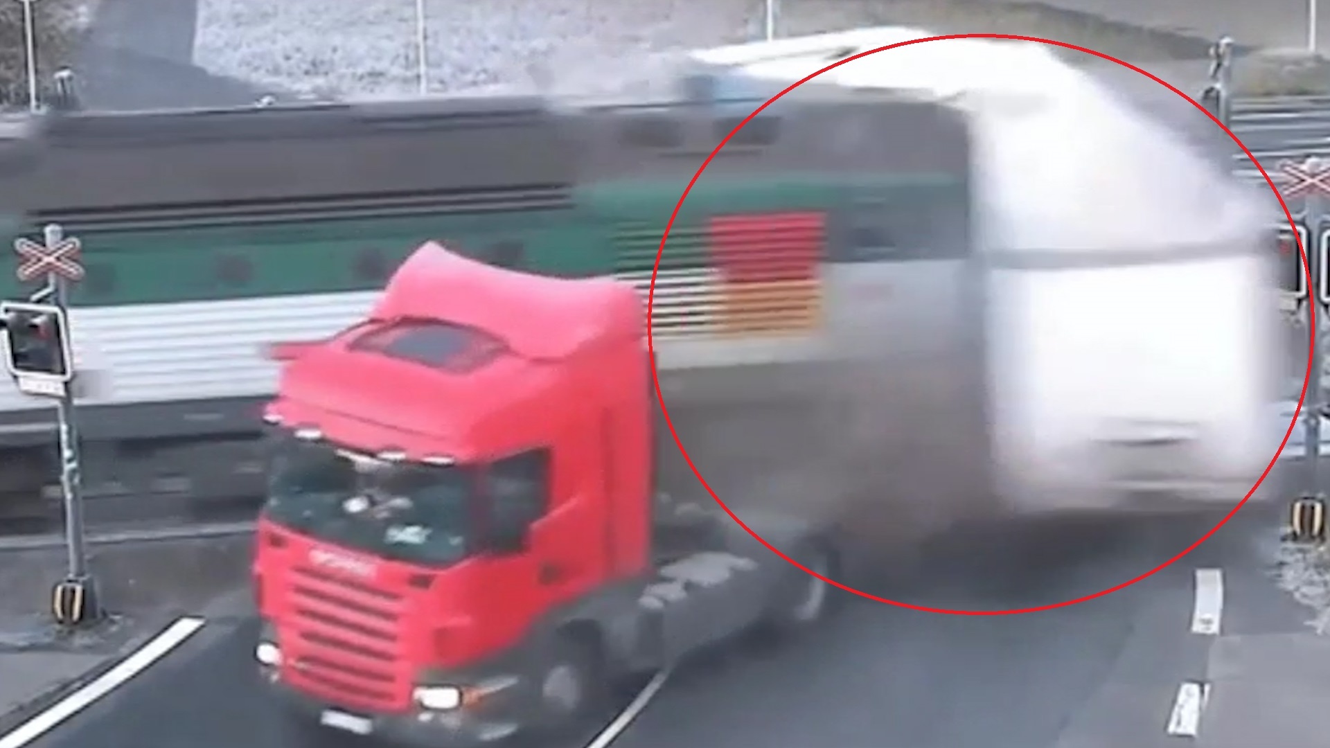 Container bi tau hoa tong gay doi vi co bang qua duong sat hinh anh