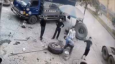 Lop oto dang bom bat ngo phat no roi bay len cao hinh anh