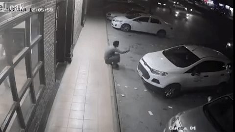 Nam thanh nien nhanh chan ne duoc oto lao vao nguoi hinh anh