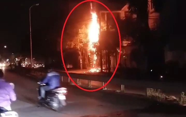 Tru dien chay ngun ngut no nhu phao hoa o Ha Noi hinh anh