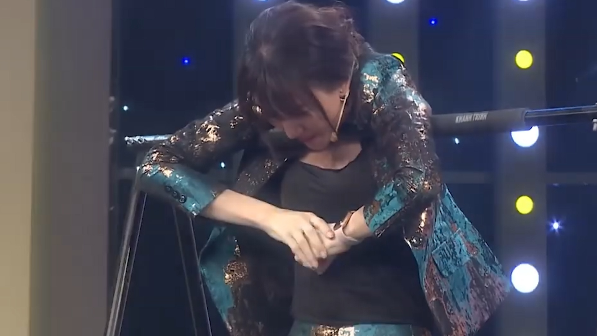 Hari Won mac vay van du xa vuot thu thach hinh anh