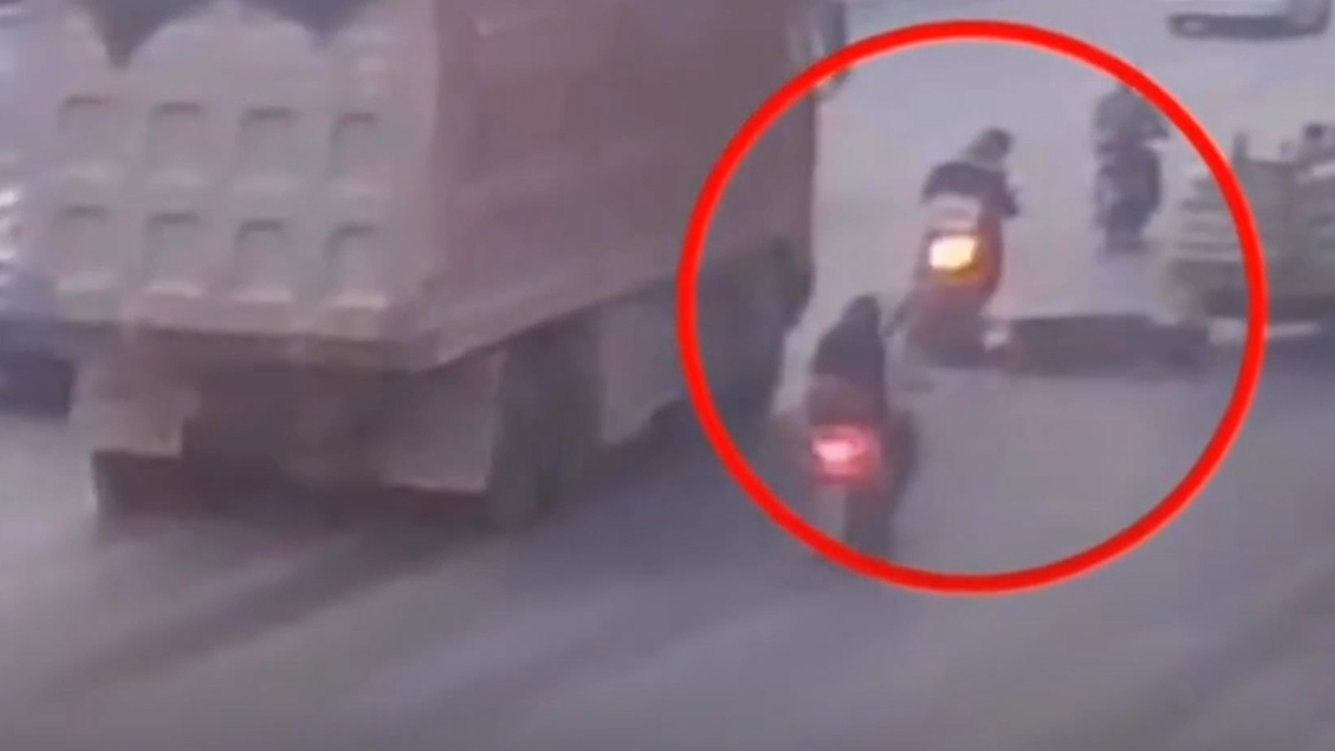 Thanh nien thoat chet trong gang tac do nhanh tri hinh anh