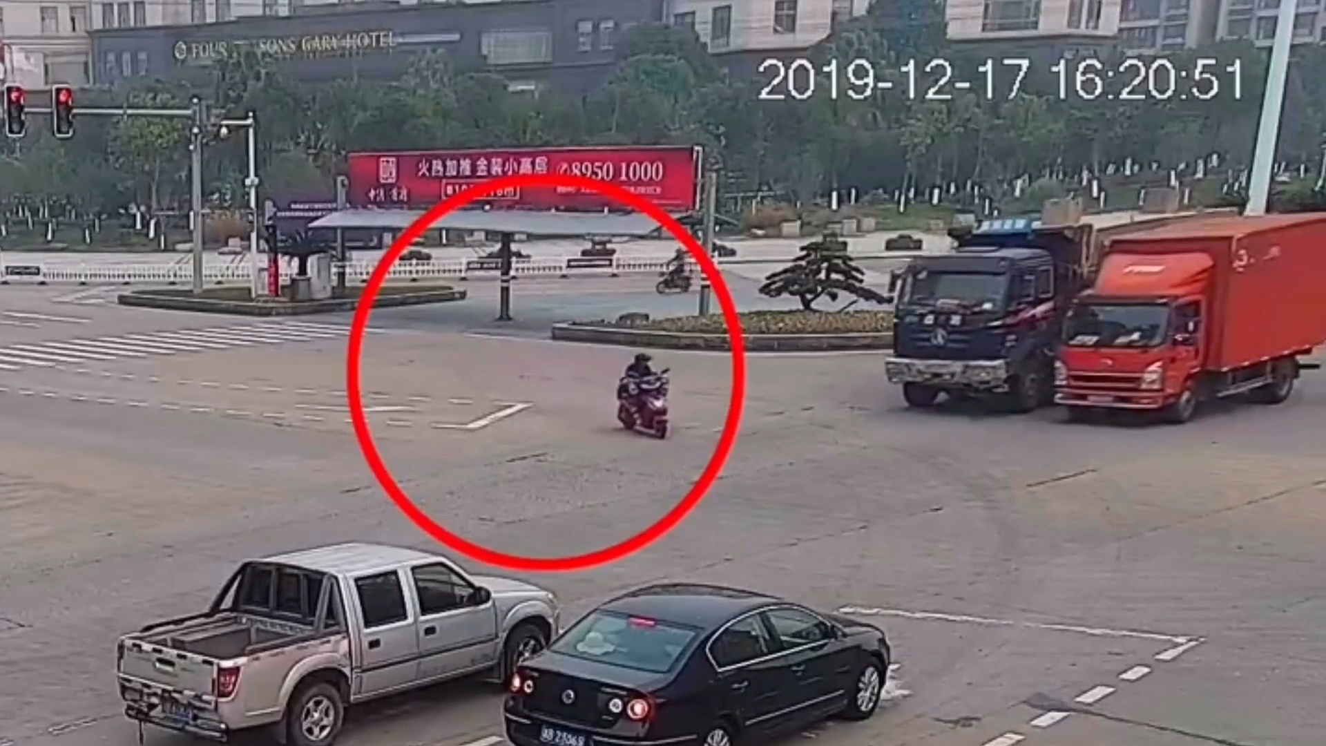 Tai xe khong he han du xe may bi hai oto nghien nat hinh anh