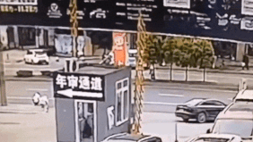 Oto mat lai lao thang qua duong, dam bay dai phan cach hinh anh