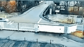 Khong giam toc do, oto lao thang xuong song hinh anh