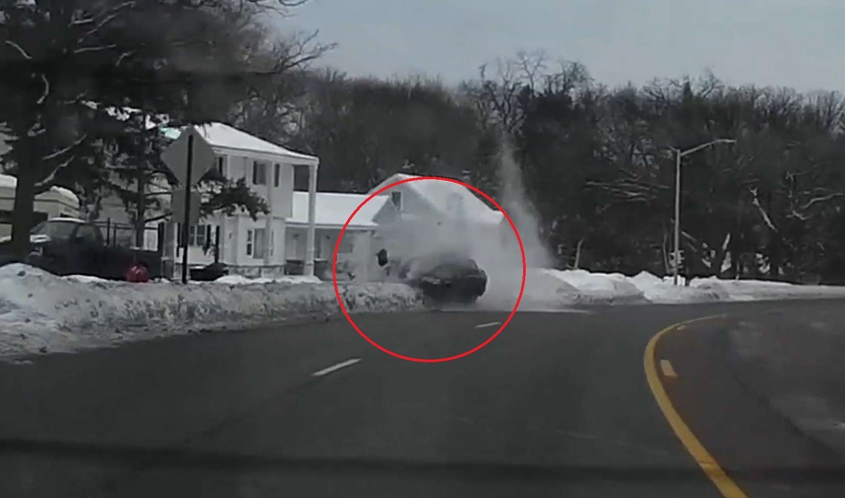 Oto mat lai lao vao le duong roi di tiep hinh anh