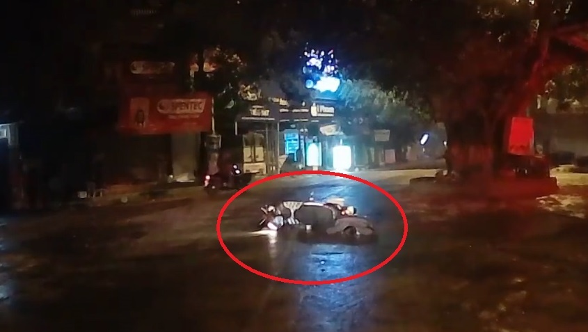 Tai xe kip thang khi nguoi chay xe may nga truoc dau oto hinh anh