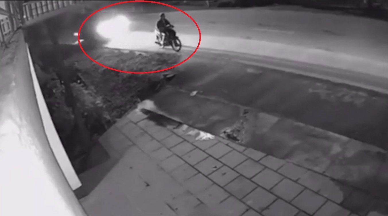 Oto tai huc vang nguoi di xe may roi bo tron hinh anh