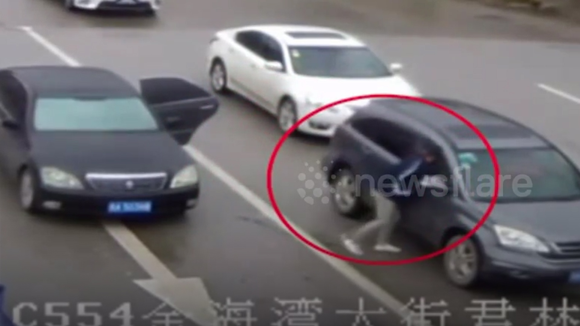 Trom dap vo cua so chui vao xe cuop hinh anh