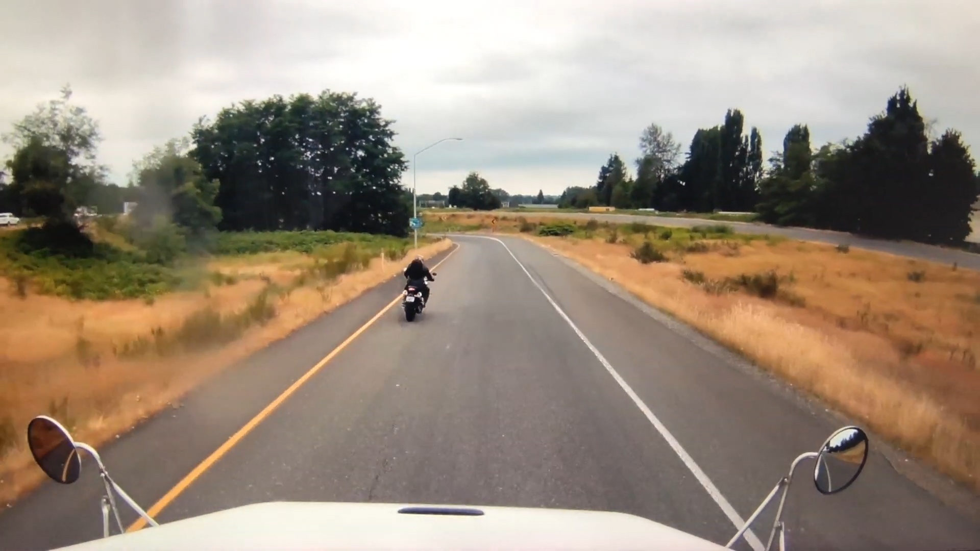 Om cua toc do cao khien tai xe nga xuong ve co hinh anh