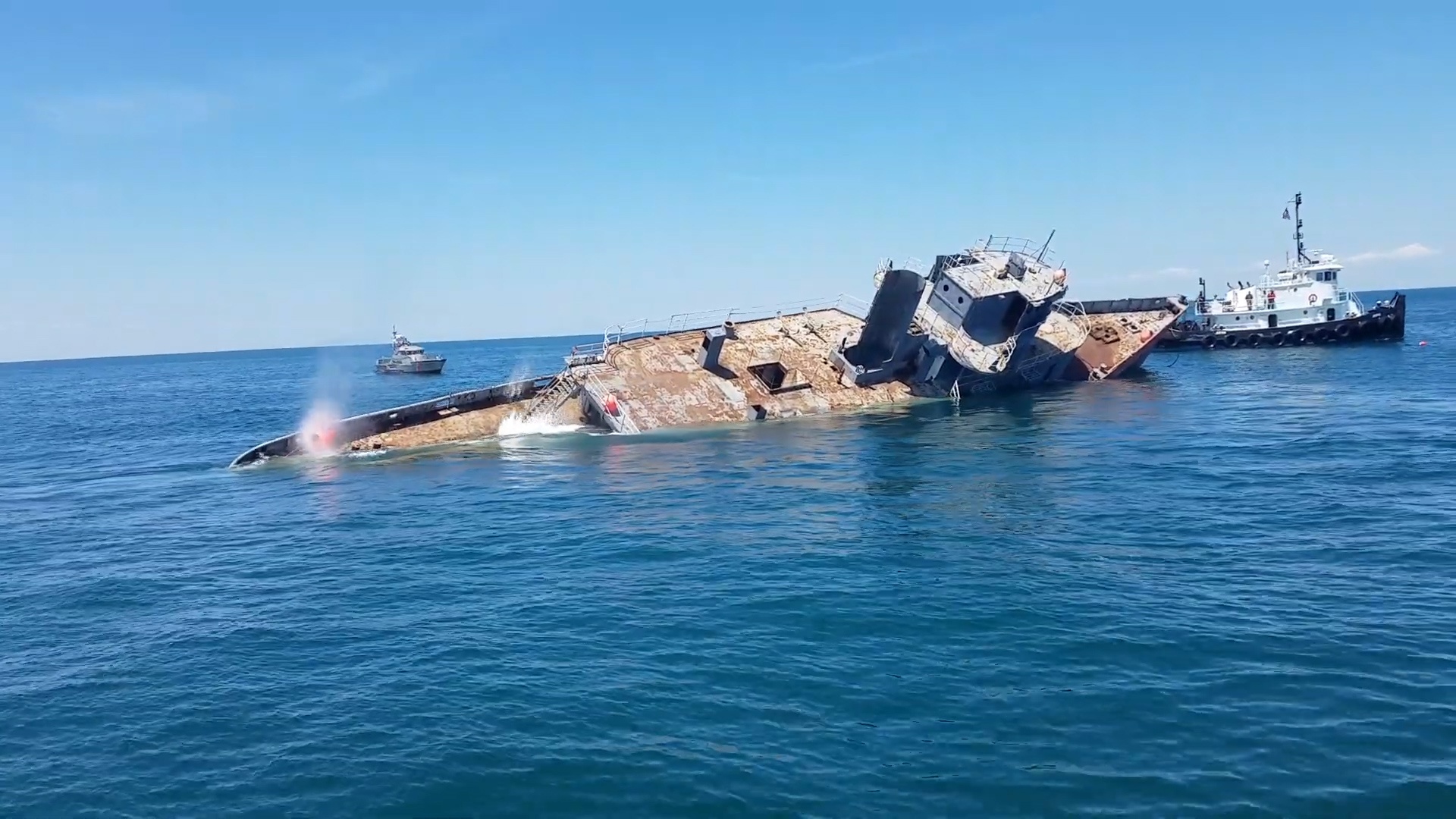 Khoanh khac con tau tu The chien II chim dan xuong bien hinh anh