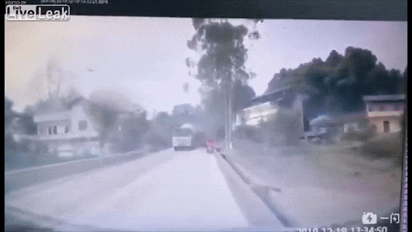 Xe tai lan lan bat can tong thang vao nguoi di xe may va oto khac hinh anh